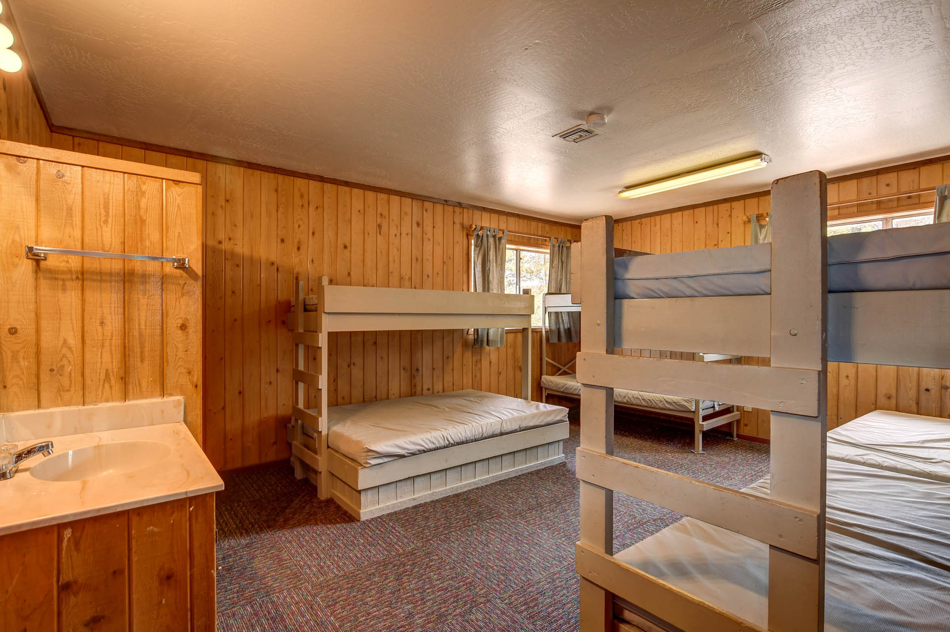 bunk room in Thumb Butte lodge with twin over twin and twin over full bunks