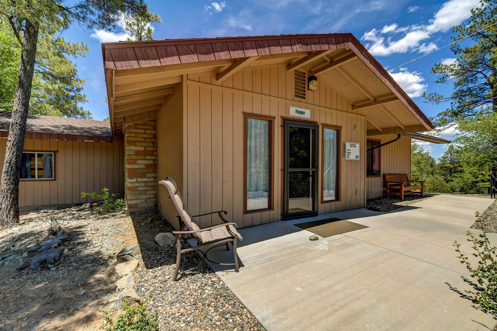 EP_finger_exterior_01_tb Ray's Hilltop cabin front porch area